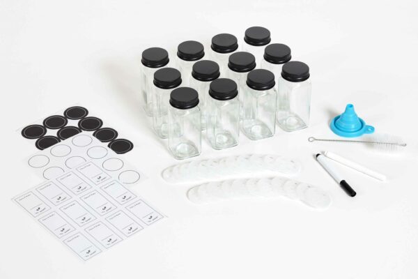 Krydderiglas - sæt med 12 stk, inkl. labels, tuscher, tragt og drysselåg