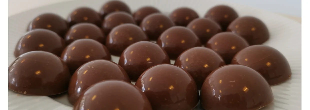 Videotip: Lav fyldte chokolader – nemt og smagfuldt!